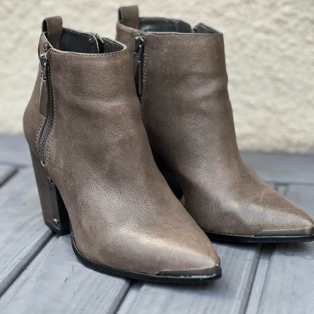 Vince Camuto Size 6 Taupe Distressed Amori Leather Heeled Ankle Zip Boots